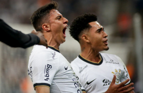 Gustavo Mantuan e Du Queiroz comemorando gol do Corinthians
