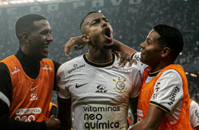 Raul Gustavo durante comemorao de seu gol diante do Santos