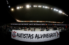Faixa exposta por torcedores do Corinthians na Neo Qumica Arena
