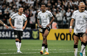 Jnior Moraes e Robert Renan em ao contra o Santos pelo Brasileiro