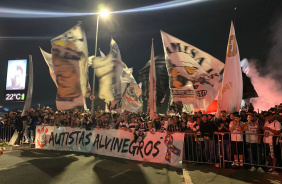Torcedores do Corinthians em festa na Neo Qumica Arena antes de jogo com o Boca