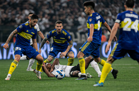 Willian cado durante jogo do Corinthians contra o Boca Juniors pela Libertadores