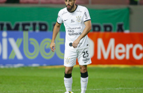 Bruno Mndez com a bola dominada durante partida entre Corinthians e Amrica-MG