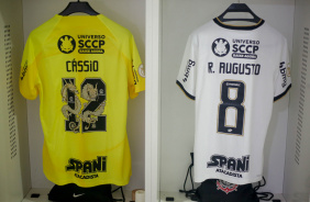Camisas de Cssio e Renato Augusto antes da partida entre Corinthians e Amrica-MG