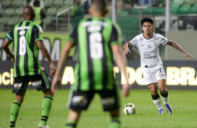 Du Queiroz com a bola dominada e cabea levantada no jogo entre Corinthians e Amrica-MG