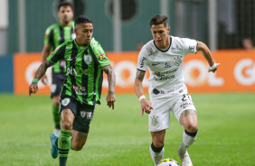 Mateus Vital corre com a bola durante embate entre Corinthians e Amrica-MG