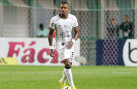 Raul caminhando com a bola em seu domnio durante jogo entre Corinthians e Amrica-MG