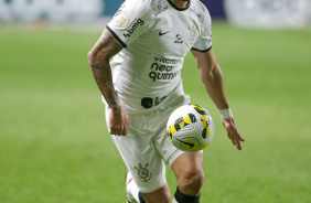 Renato Augusto correndo em direo a bola no jogo entre Corinthians e Amrica-MG