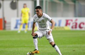 Roni dominando a bola durante a derrota do Corinthians para o Amrica-MG