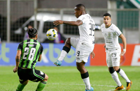 Xavier disputando a bola com Bentez no jogo entre Corinthians e Amrica-MG; ao fundo aparece Roni