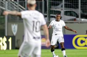 Xavier fazendo um passe durante jogo entre Corinthians e Amrica-MG