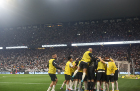 Atletas do Corinthians festejando gol marcado na vitria contra o Athletico-PR neste sbado
