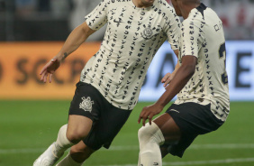 Balbuena comemorando junto com Robert Renan seu gol marcado na Neo Qumica Arena