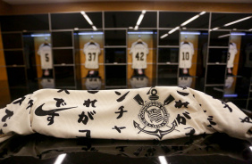 Escudo Corinthians do novo terceiro uniforme enquanto a mesma est no vestirio da Neo Qumica Arena