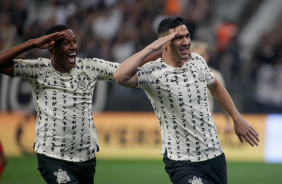 Robert Renan e Balbuena sorridentes batendo continncia aps gol na vitria contra o Athletico-PR