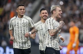 Rger Guedes, Adson e Giuliano comemorando o gol do camisa 10 na Neo Qumica Arena