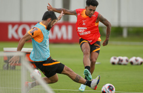 Bruno Mndez e Du Queiroz durante treino do Corinthians