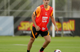 Lucas Piton durante treino do Corinthians