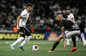 Adson dribla em duelo contra o gua Santa pelo Campeonato Paulista