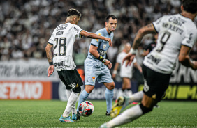 Adson prepara o passe em duelo contra o gua Santa pelo Campeonato Paulista