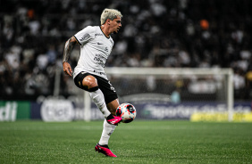 Fagner domina a bola em duelo contra o gua Santa pelo Campeonato Paulista