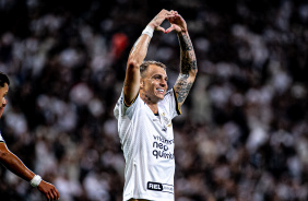 Rger Guedes faz corao ao comemorar gol em vitria do Corinthians contra o gua Santa no Paulista