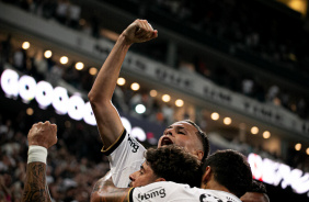 Matheus Arajo comemora gol junto com Yuri Alberto