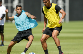 Adson e Giovane durante treino do Corinthians de olho na estreia da Libertadores 2023