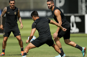 Fagner e Renato Augusto durante treino do Corinthians de olho na estreia da Libertadores 2023