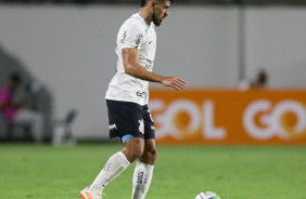 Bruno Mndez atuou na lateral no duelo contra o Gois