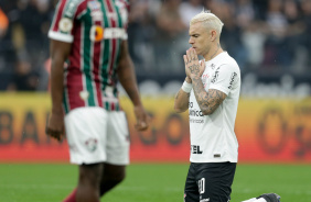 Rger Guedes rezando aps marcar gol na vitria contra o Fluminense, na Neo Qumica Arena