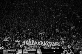 Torcida do Corinthians levanta faixa de no ao racismo na arquibancada