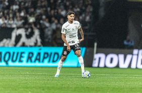 Caetano observando a transio do Corinthians para sair com a bola do campo defensivo