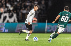 Gabriel Moscardo com a posse de bola no duelo entre Corinthians e Gois