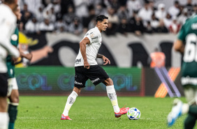 Lucas Verssimo com a bola dominada na defesa do Corinthians