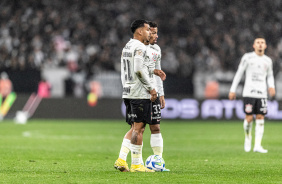 Matheus Bidu e Ruan Oliveira decidindo a batida da falta no campo ofensivo do Corinthians