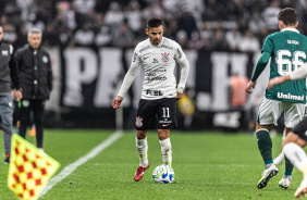 Romero preparando jogada ofensiva pela direita no jogo entre Corinthians e Gois
