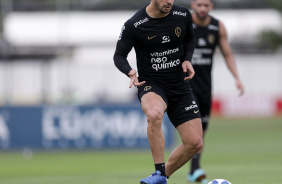 Giuliano passando a bola no treinamento do Corinthians