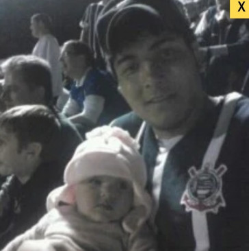 Flvio e sua filha em Mogi, no ano de 2013, assistindo a partida contra o Bahia