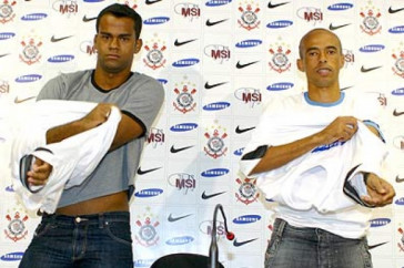 Ricardinho ( direita) durante apresentao no Corinthians em julho de 2007, ao lado de Jnior Nego; ex-volante atuou apenas oito jogos pelo Corinthians
