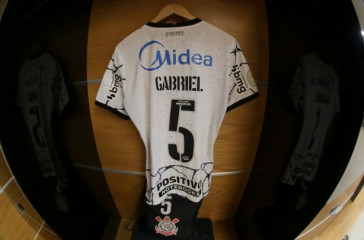 Camisa de Gabriel no vestrio da Neo Qumica Arena; domingo, contra o Flamengo, ser a 100 vez que ficar pendurada