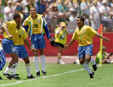 Romrio comemora um dos seus gols na Copa com Viola, Ronaldo e Paulo Srgio