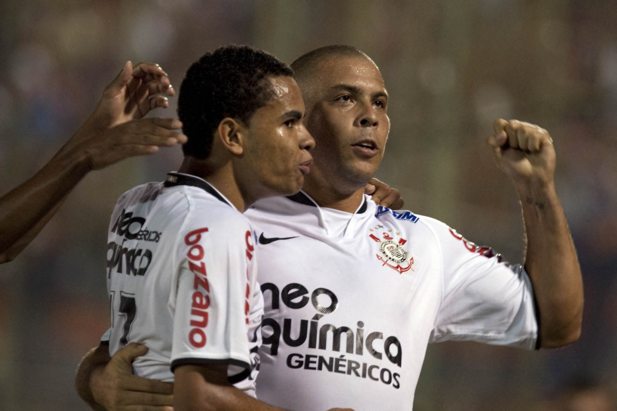 CERRO PORTENHO/PY X CORINTHIANS/BR - Ronaldo comemora seu gol com Dentinho em um lance da partida realizada esta noite no estdio Defensores del Chaco, em Asuncion, Paraguai, vlida pela 3 rodada da fase de classificao da Copa Libertadores da Amrica 2010