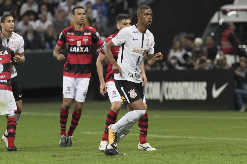 Carlinhos no teve as chances que esperava no time profissional do Corinthians