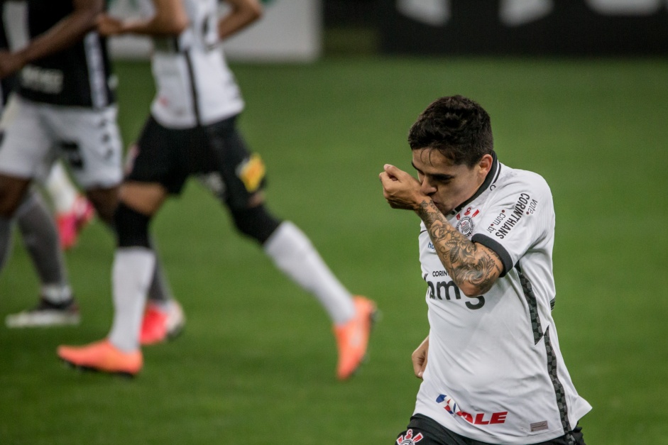 Lateral Fagner no jogo contra o Botafogo, na Neo Qumica Arena