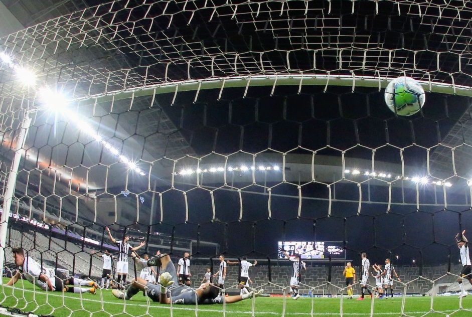 Corinthians e Santos se enfrentaram na Neo Qumica Arena, pelo Brasileiro