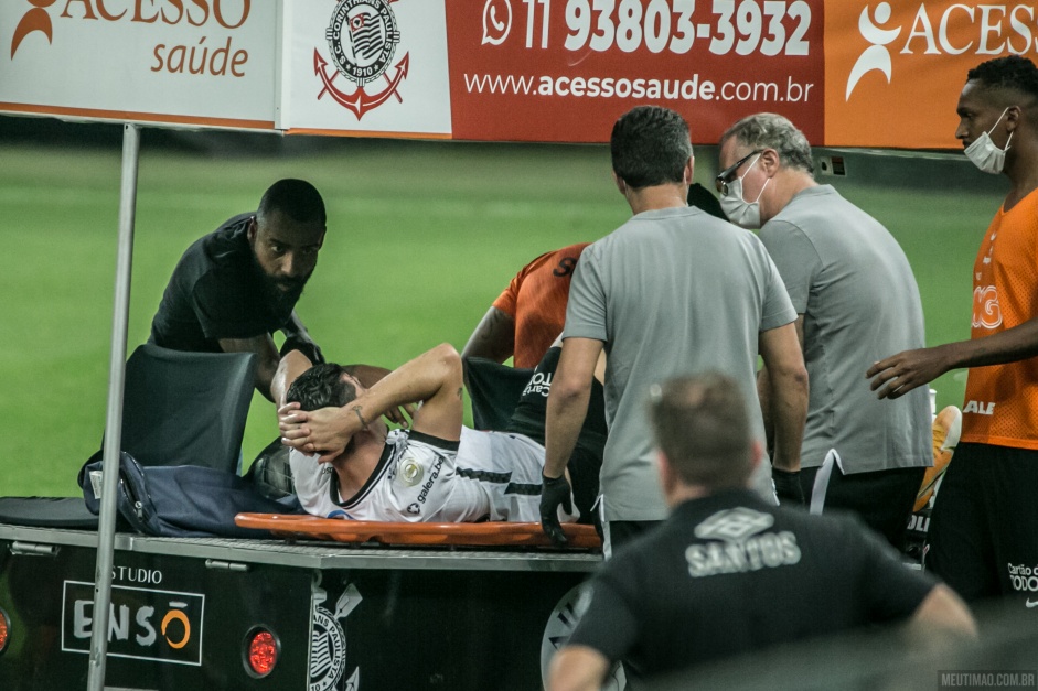 Avelar saiu machucado do jogo contra o Santos, na Neo Qumica Arena