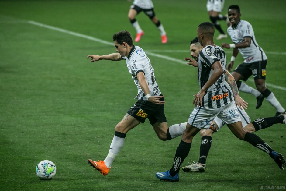 Vital no jogo contra o Santos, na Neo Qumica Arena, pelo Campeonato Brasileiro