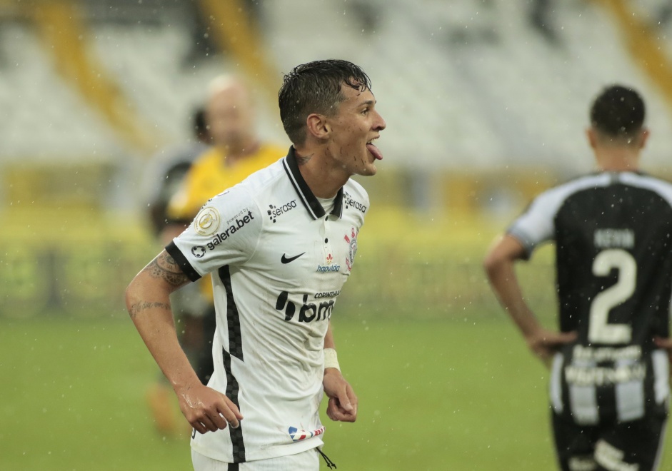 Mateus Vital marcou o segundo gol do Corinthians diante o Botafogo, no Engenho