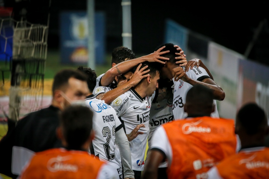 Jogadores do Corinthians comemoram o primeiro gol na Neo Qumica Arena